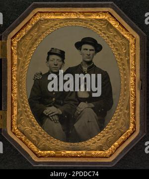 Zwei nicht identifizierte Soldaten in Uniformen der Union. Liljenquist Family Sammlung von Bürgerkriegsfotos, FAmbrotype/Tintype Fotoserie, pp/liljunion. Usa, Armee, Volk, 1860-1870, Soldaten, Union, 1860-1870, Militäruniformen, Union, 1860-1870, USA, Geschichte, Bürgerkrieg, 1861-1865, Militärpersonal, Gewerkschaft. Stockfoto