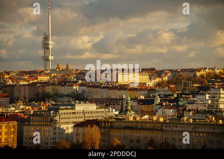 Landschaft mit Zizkov Fernsehturm am Abend im Herbst in Prag, Tschechische Republik. Stockfoto