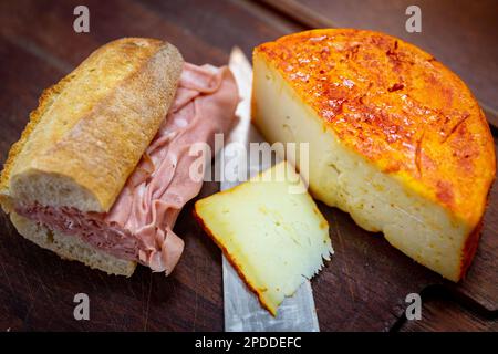 Traditionelles Mortadella-Sandwich in rustikalem Ambiente, selektiver Fokus Stockfoto