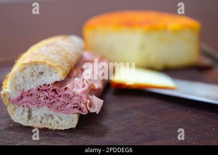 Traditionelles Mortadella-Sandwich in rustikalem Ambiente, selektiver Fokus Stockfoto