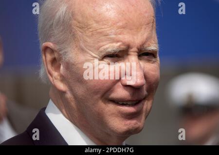 San Diego, Kalifornien, USA. 13. März 2023. Präsident Joe Biden spricht mit Gästen, nachdem er eine neue AUKUS-Partnerschaft mit Australien und Großbritannien auf dem Marinestützpunkt Loma angekündigt hat. (Foto: © Mark Alfred/ZUMA Press Wire) NUR REDAKTIONELLE VERWENDUNG! Nicht für den kommerziellen GEBRAUCH! Stockfoto