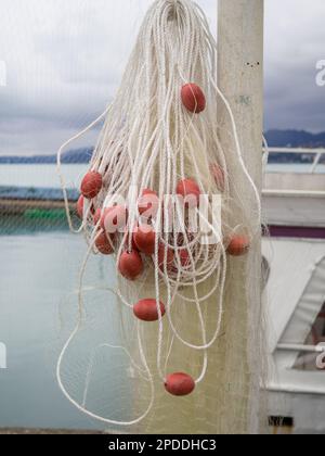 Fischernetze mit Schwimmern an einer Stange. Trocknende Netzwerke. Angelausrüstung. Für das Fangen von Fischen. Stockfoto