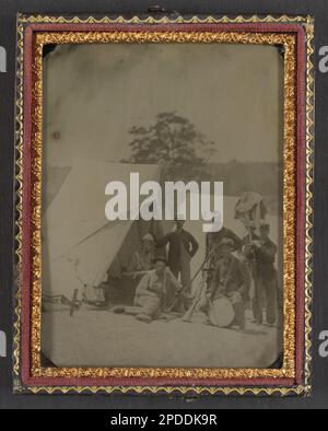 Sieben unidentifizierte Soldaten in Uniformen der Union mit Trommeln und gestapelten Gewehren vor dem Zelt. Liljenquist Family Sammlung von Bürgerkriegsfotos, FAmbrotype/Tintype Fotoserie, pp/liljunion. Usa, Armee, Volk, 1860-1870, Soldaten, Union, 1860-1870, Militäruniformen, Union, 1860-1870, Gewehre, 1860-1870, Trommeln (Musikinstrumente), 1860-1870, Musiker, 1860-1870, Zelte, 1860-1870, Usa, Geschichte, Bürgerkrieg, 1861-1865, Militärpersonal, Union. Stockfoto