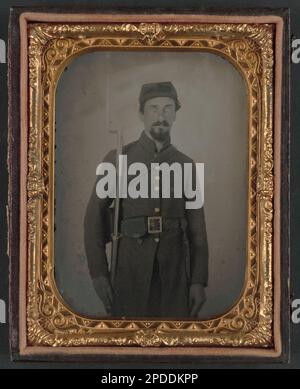 Unidentifizierter Gefreiter in Konföderiertenuniform und Georgia umrahmt Schnalle mit Bajonettmuskete. Liljenquist Family Sammlung von Bürgerkriegsfotos , FAmbrotype/Tintype Fotoserie , Veröffentlicht in: Confederate Faces : eine bildliche Betrachtung der Individuen der konföderierten Streitkräfte / William A. Albaugh. Wilmington, N.C. : Broadfoot, 1993, S. 38, veröffentlicht in: Turner, William A. sogar noch mehr Gesichter der Konföderierten. Gaithersburg, Md.: Olde Soldier Books, Inc., 1993, S. 205, NewsetLilj03, pp/liljconfed. Konföderierte Staaten von Amerika, Armee, Volk, 1860-1870, Soldaten, Konföderierter, 1860-1870 Stockfoto