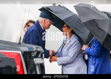 Los Angeles, Usa. 14. März 2023. Präsident Joe Biden schüttelt die Hand mit der Bürgermeisterin von Los Angeles, Karen Bass, am Los Angeles International Airport. Kredit: SOPA Images Limited/Alamy Live News Stockfoto