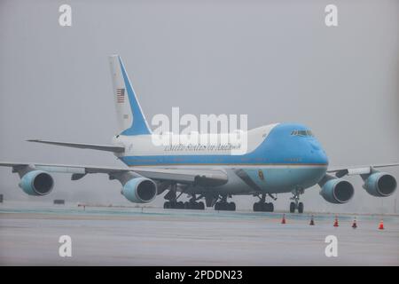 Los Angeles, Usa. 14. März 2023. Air Force One mit Präsident Joe Biden an Bord trifft im Regen am Los Angeles International Airport ein. Kredit: SOPA Images Limited/Alamy Live News Stockfoto