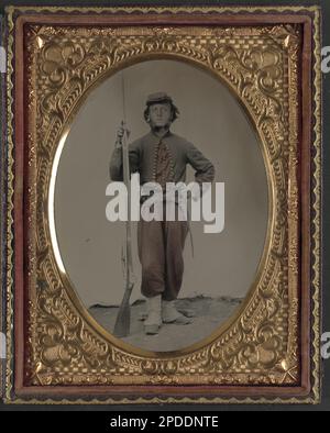 Unidentifizierter Soldat in Union Chasseur Uniform des 84. New York Infanterie Regiment, auch bekannt als New York State Miliz des 14. Regiment, mit Bajonettmusketen mit Initialen A.T. auf Lager. Liljenquist Family Sammlung von Bürgerkriegsfotos , Veröffentlicht in: Bürgerkriegsnachrichten. Tunbridge, V. : Historical Publications, June 2012 (XXVIII, 6), p. 5, Published in: Civil war News / von Stephen W. Sylvia & Michael J. O'Donnell. Orange, Va : Moss Publications, c1978, ausgestellt: "The Civil war in America" in der Library of Congress, Washington, D.C., 2013, NewsetLilj02, pp/liljunion. Usa, Armee, Ne Stockfoto