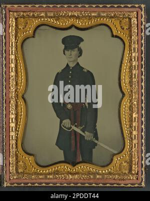 Unidentifizierter Soldat in Konföderiertenuniform und rote Schärfe mit Schwert. Liljenquist Family Sammlung von Bürgerkriegsfotos, FAmbrotype/Tintype Fotoserie, pp/liljconfed. Konföderierte Staaten von Amerika, Armee, Volk, 1860-1870, Soldaten, Konföderat, 1860-1870, Militäruniformen, Konföderat, 1860-1870, Daggers & Swords, 1860-1870, USA, Geschichte, Bürgerkrieg, 1861-1865, Militärpersonal, Konföderierte. Stockfoto