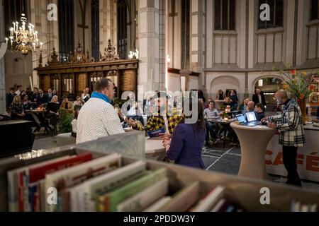 ZWOLLE - Diskussionsleiter Devran Alkas während einer Debatte zwischen Politikern und Jugendlichen im Akademischen Haus Grote Kerk. Sechs politische Parteien aus Overijssel unterhalten sich am Vorabend der Provinzwahlen mit jungen Menschen. ANP EMIEL MUIJDERMAN niederlande raus - belgien raus Stockfoto