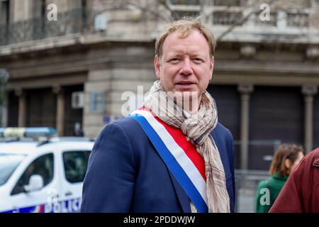 Marseille, Frankreich. 11. März 2023. Pierre Dharreville, französischer Stellvertreter der Kommunistischen Partei Frankreichs (PCF), gesehen am 7. Tag der Demonstration. Während des 7. Tages der Mobilisierung gegen die von der französischen Regierung gewünschte neue Rentenreform haben Jean-Luc Mélenchon, Parteiführer "La France Insoumise" (LFI), und die Abgeordneten Manuel Bompard, Sébastien Delogu und Hendrik Davy die Demonstranten in Marseille unterstützt. (Foto: Denis Thaust/SOPA Images/Sipa USA) Guthaben: SIPA USA/Alamy Live News Stockfoto