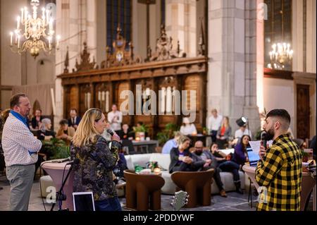 ZWOLLE - Overijssel-Politiker in einer Jugenddebatte im Akademischen Haus Grote Kerk. Sechs politische Parteien aus Overijssel unterhalten sich am Vorabend der Provinzwahlen mit jungen Menschen. ANP EMIEL MUIJDERMAN niederlande raus - belgien raus Stockfoto