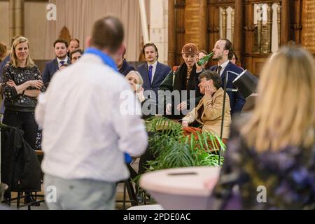 ZWOLLE - Overijssel-Politiker in einer Jugenddebatte im Akademischen Haus Grote Kerk. Sechs politische Parteien aus Overijssel unterhalten sich am Vorabend der Provinzwahlen mit jungen Menschen. ANP EMIEL MUIJDERMAN niederlande raus - belgien raus Stockfoto