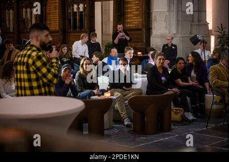 ZWOLLE - Overijssel-Politiker in einer Jugenddebatte im Akademischen Haus Grote Kerk. Sechs politische Parteien aus Overijssel unterhalten sich am Vorabend der Provinzwahlen mit jungen Menschen. ANP EMIEL MUIJDERMAN niederlande raus - belgien raus Stockfoto