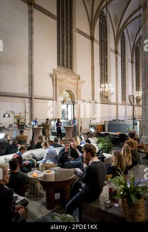 ZWOLLE - Overijssel-Politiker in einer Jugenddebatte im Akademischen Haus Grote Kerk. Sechs politische Parteien aus Overijssel unterhalten sich am Vorabend der Provinzwahlen mit jungen Menschen. ANP EMIEL MUIJDERMAN niederlande raus - belgien raus Stockfoto