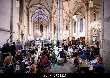 ZWOLLE - Overijssel-Politiker in einer Jugenddebatte im Akademischen Haus Grote Kerk. Sechs politische Parteien aus Overijssel unterhalten sich am Vorabend der Provinzwahlen mit jungen Menschen. ANP EMIEL MUIJDERMAN niederlande raus - belgien raus Stockfoto