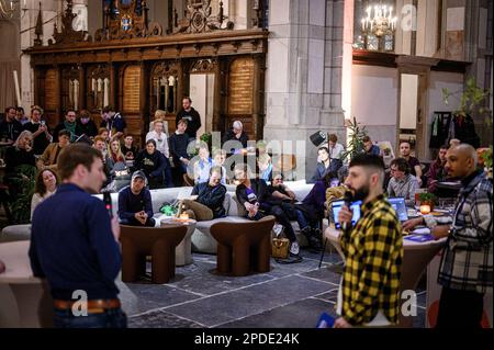 ZWOLLE - Overijssel-Politiker in einer Jugenddebatte im Akademischen Haus Grote Kerk. Sechs politische Parteien aus Overijssel unterhalten sich am Vorabend der Provinzwahlen mit jungen Menschen. ANP EMIEL MUIJDERMAN niederlande raus - belgien raus Stockfoto