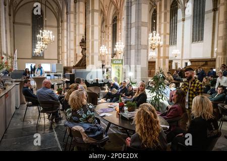 ZWOLLE - Overijssel-Politiker in einer Jugenddebatte im Akademischen Haus Grote Kerk. Sechs politische Parteien aus Overijssel unterhalten sich am Vorabend der Provinzwahlen mit jungen Menschen. ANP EMIEL MUIJDERMAN niederlande raus - belgien raus Stockfoto