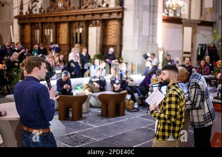 ZWOLLE - Overijssel-Politiker in einer Jugenddebatte im Akademischen Haus Grote Kerk. Sechs politische Parteien aus Overijssel unterhalten sich am Vorabend der Provinzwahlen mit jungen Menschen. ANP EMIEL MUIJDERMAN niederlande raus - belgien raus Stockfoto