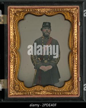 Unidentifizierter Soldat in der Uniform des Captains, rote Schärpe und Kepi mit V.V.-Zeichen. Liljenquist Family Sammlung von Bürgerkriegsfotos, pp/liljconfed. Konföderierte Staaten von Amerika, Armee, Volk, 1860-1870, Soldaten, Konföderat, 1860-1870, Militäruniformen, Konföderat, 1860-1870, USA, Geschichte, Bürgerkrieg, 1861-1865, Militärpersonal, Konföderierter. Stockfoto