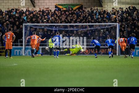 Chester, Cheshire, England. 14. März 2023 Peterborough Sports Josh McCammon schlägt beim Chester Football Club V Peterborough Sports Football Club im Deva Stadium in der National League North den Elfmeterball für den Sieg. (Abbild: ©Cody Froggatt/Alamy Live News) Stockfoto