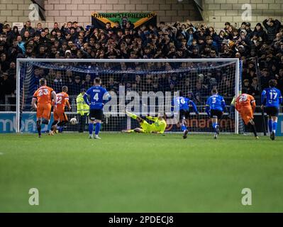 Chester, Cheshire, England. 14. März 2023 Peterborough Sports Josh McCammon schlägt beim Chester Football Club V Peterborough Sports Football Club im Deva Stadium in der National League North den Elfmeterball für den Sieg. (Abbild: ©Cody Froggatt/Alamy Live News) Stockfoto