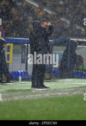 Chester, Cheshire, England. 14. März 2023 Chester Manager Calum McIntyre beobachtet die Niederlage während des Chester Football Club V Peterborough Sports Football Club im Deva Stadium in der National League North (Abbild: ©Cody Froggatt/Alamy Live News) Stockfoto