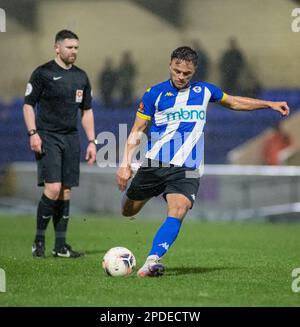 Chester, Cheshire, England. 14. März 2023 Chester's Kurt Willoughby tritt beim Chester Football Club V Peterborough Sports Football Club im Deva Stadium in der National League North einen Freistoß (Bild: ©Cody Froggatt/Alamy Live News) Stockfoto