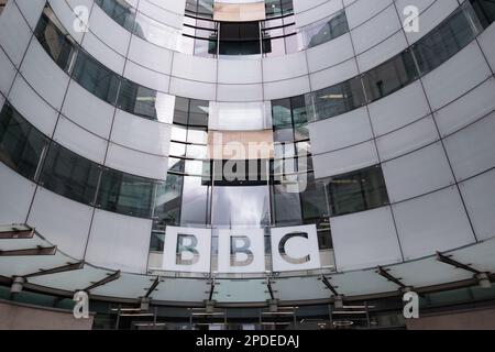 London, Großbritannien. 12. März 2023. Ein allgemeiner Blick auf das BBC Broadcasting House in London. Match of the Day Moderator Gary Lineker wurde von der BBC gebeten, nach einer Kontroverse über die Kommentare, die er zum Gesetz über illegale Migration der Regierung gemacht hatte, erneut ihr bekanntes Fußball-Highlights-Programm, Match of the Day, zu präsentieren. (Kreditbild: © Tejas Sandhu/SOPA Images via ZUMA Press Wire) NUR REDAKTIONELLE VERWENDUNG! Nicht für den kommerziellen GEBRAUCH! Stockfoto