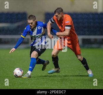Chester, Cheshire, England. 14. März 2023 Chester Captain Declan Weeks hält den Ball hoch, während des Chester Football Club V Peterborough Sports Football Club im Deva Stadium, in der National League North (Bild: ©Cody Froggatt/Alamy Live News) Stockfoto