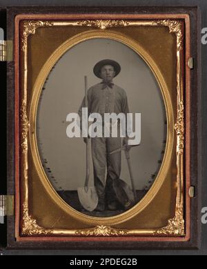 Nicht identifizierter Mann mit Goldgräberausrüstung und einer US-Gürtelplatte. Liljenquist Family Sammlung von Bürgerkriegsfotos, FAmbrotype/Tintype Fotoserie, pp/liljunion. Gold Miners, 1860-1870, Gold Mining Equipment, 1860-1870, Vereinigte Staaten, Geschichte, Bürgerkrieg, 1861-1865, Veteranen, Gewerkschaft. Stockfoto