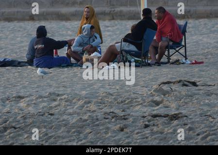 Melbourne, Victoria, Australien. 13. März 2023. Eine große Anzahl von Menschen genießen den Altoona Beach während der Feiertage (Labor Day) in Melbourne. (Kreditbild: © Rana Sajid Hussain/Pacific Press via ZUMA Press Wire) NUR REDAKTIONELLE VERWENDUNG! Nicht für den kommerziellen GEBRAUCH! Stockfoto