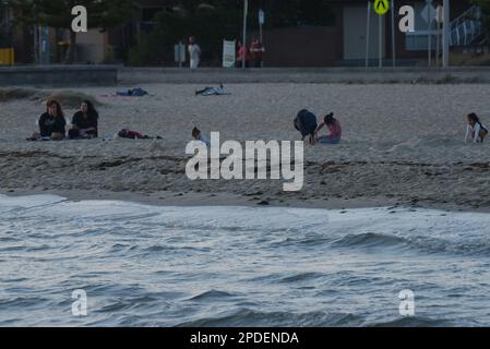 Melbourne, Victoria, Australien. 13. März 2023. Eine große Anzahl von Menschen genießen den Altoona Beach während der Feiertage (Labor Day) in Melbourne. (Kreditbild: © Rana Sajid Hussain/Pacific Press via ZUMA Press Wire) NUR REDAKTIONELLE VERWENDUNG! Nicht für den kommerziellen GEBRAUCH! Stockfoto