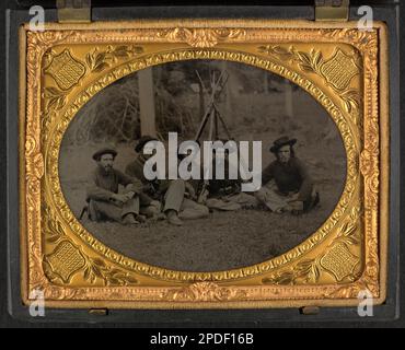 Fünf nicht identifizierte Soldaten in Uniformen der Union, die mit gestapelten, mit Bajonetten versehenen Gewehrmusketen und Zigarren rauchen. Liljenquist Family Sammlung von Bürgerkriegsfotos, FAmbrotype/Tintype Fotoserie, pp/liljunion. Usa, Armee, Volk, 1860-1870, Soldaten, Union, 1860-1870, Militäruniformen, Union, 1860-1870, Rauchen, 1860-1870, Gewehre, 1860-1870, Bajonette, 1860-1870, Usa, Geschichte, Bürgerkrieg, 1861-1865, Militärpersonal, Union. Stockfoto