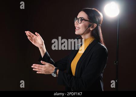 Motivationslautsprecher mit Headset, das auf der Bühne läuft Stockfoto