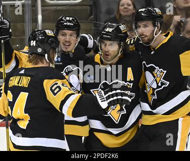 Pittsburgh, Usa. 14. März 2023. Pittsburgh Penguins Defenseman Kris Letang (58) feiert sein Tor in der zweiten Periode gegen die Montreal Canadiens in der PPG Paints Arena in Pittsburgh am Dienstag, den 14. März 2023. Foto: Archie Carpenter/UPI Credit: UPI/Alamy Live News Stockfoto