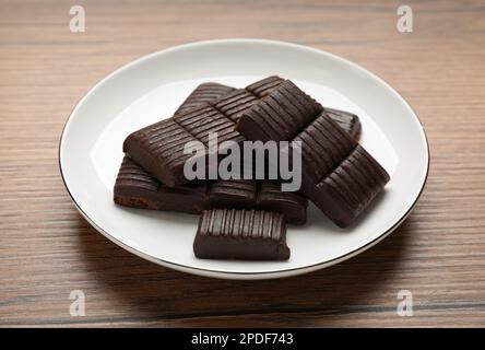 Weiße Platte mit köstlichem und gesundem Hämatogen auf Holztisch Stockfoto