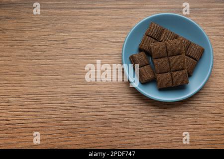 Blaue Platte mit köstlichem und gesundem Hämatogen auf Holztisch, Draufsicht. Platz für Text Stockfoto