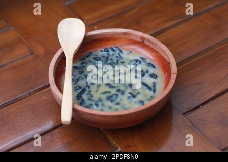 Nahaufnahme einer Schüssel traditionelles indonesisches Getränk namens Dawet Ireng oder Black Dawet. Fotokonzept für traditionelle indonesische Speisen. Stockfoto