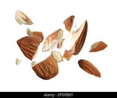 Leckere Mandelstücke auf weißem Hintergrund Stockfoto