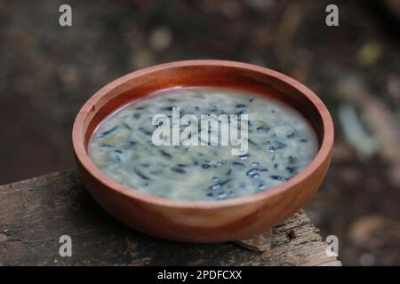 Nahaufnahme einer Schüssel traditionelles indonesisches Getränk namens Dawet Ireng oder Black Dawet. Fotokonzept für traditionelle indonesische Speisen. Stockfoto