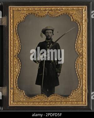 Sergeant John E. Barlow von 2. Co M, 1. Kavallerie-Regiment Mississippi mit Schwert und Revolver. Liljenquist Family Sammlung von Bürgerkriegsfotos, FAmbrotype/Tintype Fotoserie, pp/liljconfed. Barlow, John E., Konföderierte Staaten von Amerika, Armee, Mississippi Kavallerie-Regiment, 1., Menschen, 1860-1870, Soldaten, Konföderierte, 1860-1870, Militäruniformen, Confederate, 1860-1870, Daggers & Swords, 1860-1870, Handguns, 1860-1870, Photograph Cases, 1860-1870, USA, Geschichte, Bürgerkrieg, 1861-1865, Militärpersonal, Konföderierte. Stockfoto