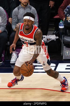 Washington, USA. 14. April 2023. WASHINGTON, DC - 14. MÄRZ: Washington Wizards Guard Bradley Beal (3) steuert den Ball während eines NBA-Spiels zwischen den Washington Wizards und den Detroit Pistons am 14. März 2023 in der Capital One Arena in Washington, DC. (Foto: Tony Quinn/SipaUSA) Guthaben: SIPA USA/Alamy Live News Stockfoto