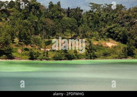Eine Landschaft des Lake Linow, einem vulkanischen See in Lahendong, South Tomohon, Tomohon, North Sulawesi, Indonesien. Stockfoto