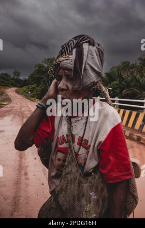 Eine ältere Frau mit einer Tasche spaziert am 2017. September im Inneren von Papua bei bewölktem Himmel in Indonesien Stockfoto