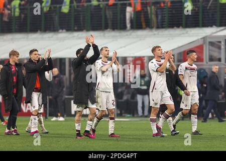 Mailand, Italien. 13. März 2023. Italien, Mailand, märz 13 2023: Spieler von Salernitana begrüßen die Fans auf den Tribünen am Ende des Fußballspiels AC MILAN vs SALERNITANA, Serie A Tim 2022-2023 day26 San Siro Stadion (Foto: Fabrizio Andrea Bertani/Pacific Press). Kredit: Pacific Press Production Corp./Alamy Live News Stockfoto