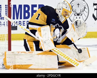 Pittsburgh Penguins Torwart Casey DeSmith (1) blockiert den Schuss mit seinen Pads während der dritten Phase des Montreal Canadiens 6-4-Gewinns in der PPG Paints Arena in Pittsburgh am Dienstag, den 14. März 2023. Foto: Archie Carpenter/UPI Stockfoto