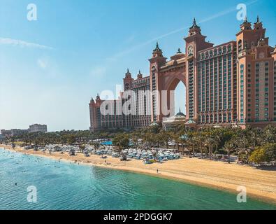 Blick von der Promenade und der Straßenbahn-Einschienenbahn auf die Insel Palm Jumeirah in Dubai, Vereinigte Arabische Emirate Stockfoto