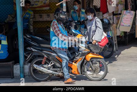 SAMUT PRAKAN, THAILAND, FEBRUAR 08 2023, Eine Frau nimmt ein Moto Taxi Stockfoto