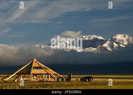 Die Berge und Gewässer rund um den Tarim-See sind eine einzigartige und wunderschöne Landschaft, die es wert ist, sie zu erleben Stockfoto