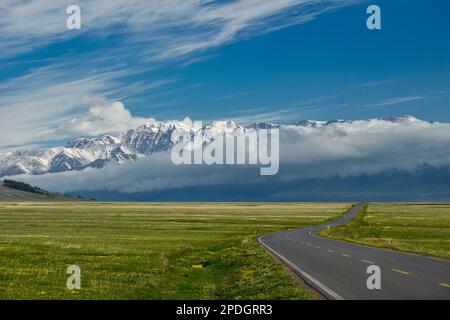 Die Berge und Gewässer rund um den Tarim-See sind eine einzigartige und wunderschöne Landschaft, die es wert ist, sie zu erleben Stockfoto